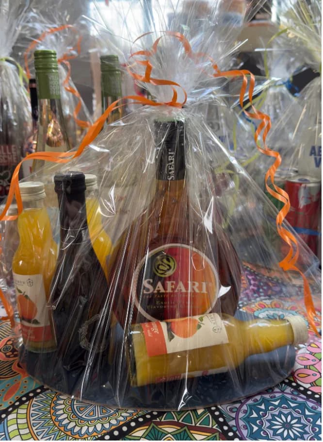 In Folie verpackter Geschenkkorb mit Getränken bei Trinkgut Jammers